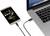 Smartphone je připojeno k notebooku pomocí USB kabelu. Na displeji smartphonu je vidět čas.