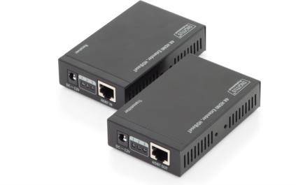 Dva černé síťové konvertory s ethernetovými porty, umístěné vedle sebe na bílém povrchu.