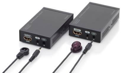 Dva černé HDMI extendery s přípojkami a připojenými kabely pro audio a video signály, zobrazené na bílém pozadí.