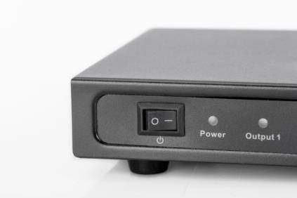 Černé elektrické zařízení s vypínačem a dvěma LED indikátory označenými 'Power' a 'Output 1' na bílém pozadí.