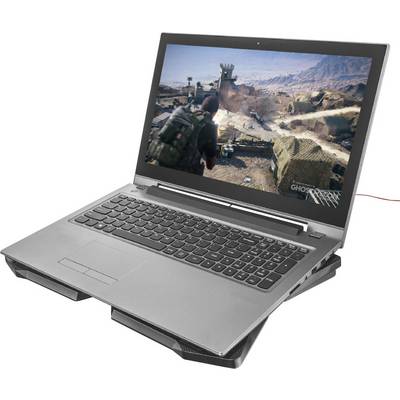 Laptop zobrazuje videoherní scénu s vojenskou krajinou na obrazovce. Postava se pohybuje pouštním prostředím.