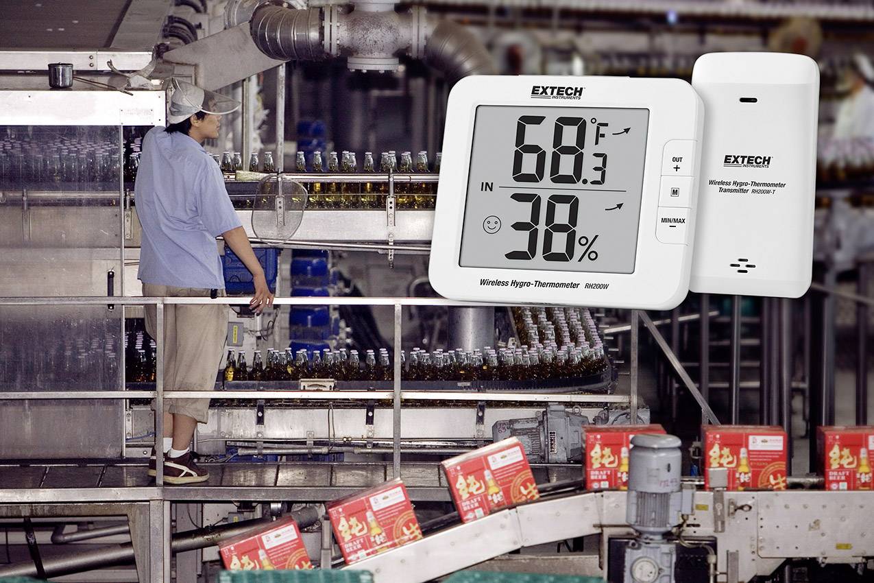 Jedna osoba sleduje láhve na dopravníku v továrně. Teploměr ukazuje 68 °F a 38% relativní vlhkosti.