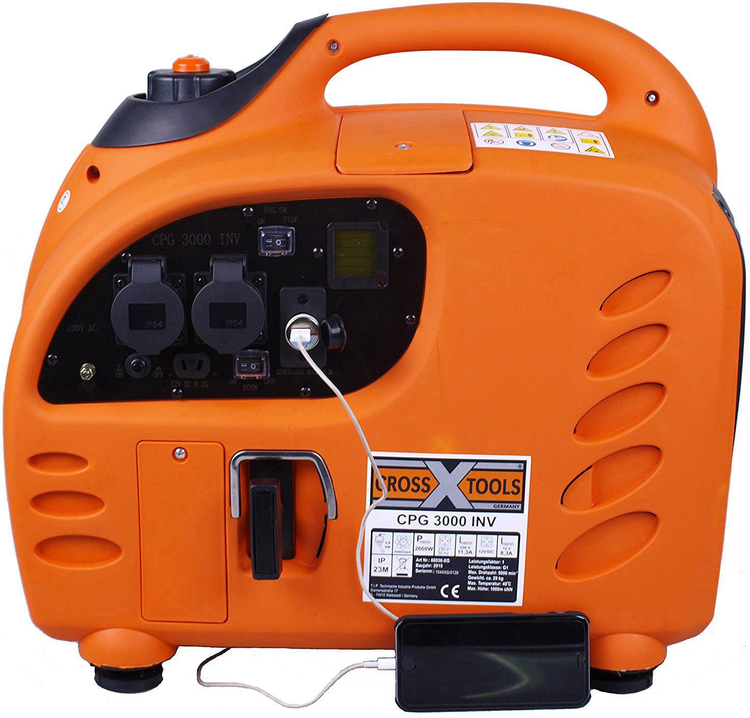 Přenosný oranžový generátor s elektrickými zásuvkami a připojeným smartphonem. Označený štítkem 'CROSS TOOLS CPG 3000 INV'.