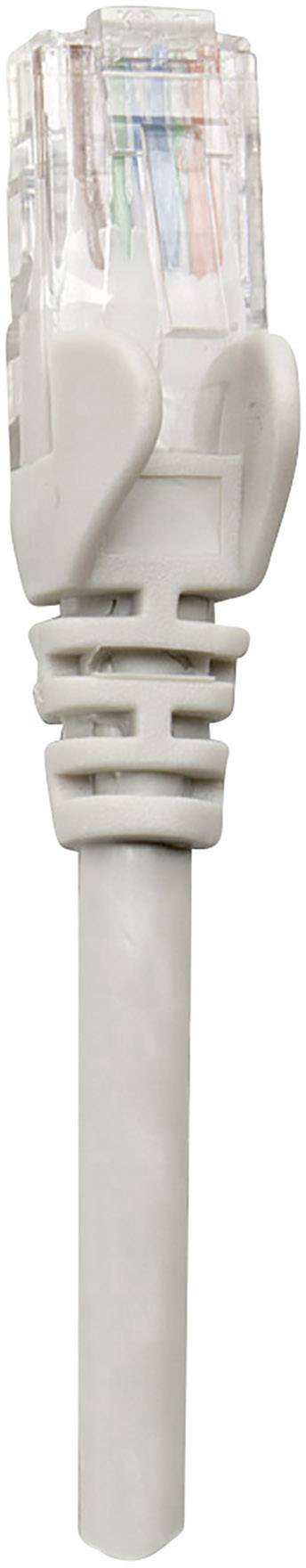 Bílý ethernetový kabel s průhledným konektorem RJ45, pohled zblízka.