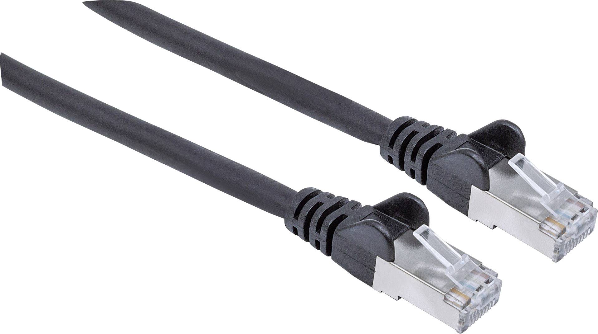 Dva černé ethernetové kabely s RJ45 konektory leží vedle sebe rovnoběžně. Běžně se používají pro síťová připojení.