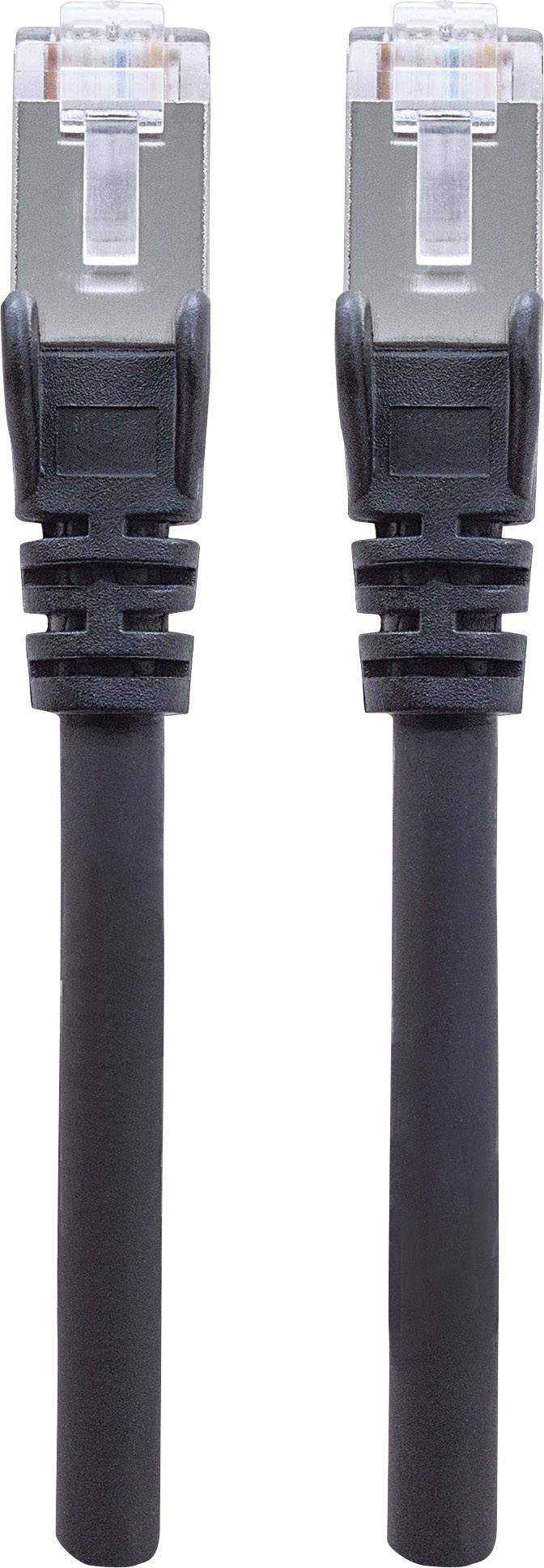 Dva černé ethernetové kabely s konektory RJ45 na bílém pozadí.