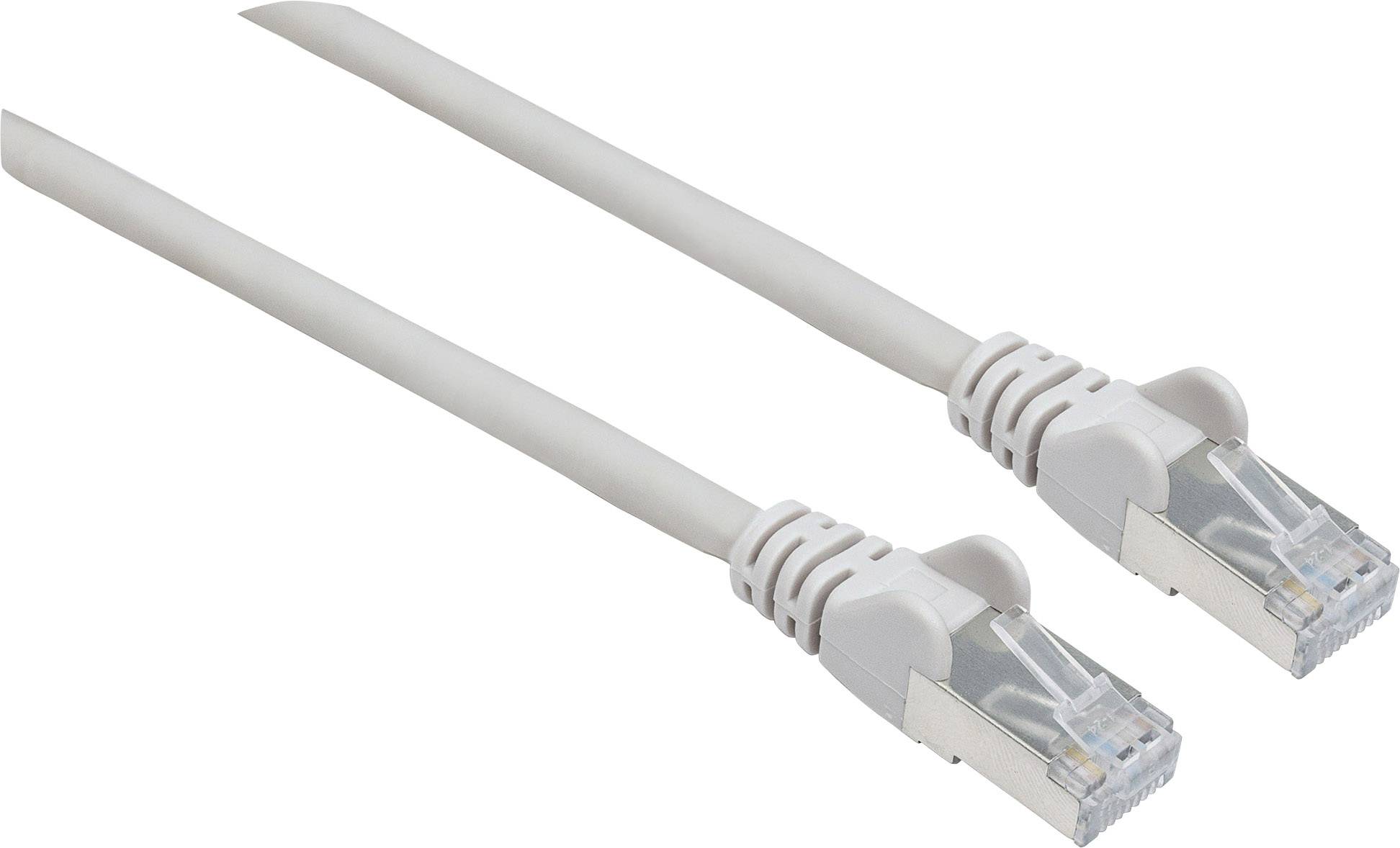 Bílý ethernetový kabel s dvěma konektory RJ45 používaný pro síťové připojení.