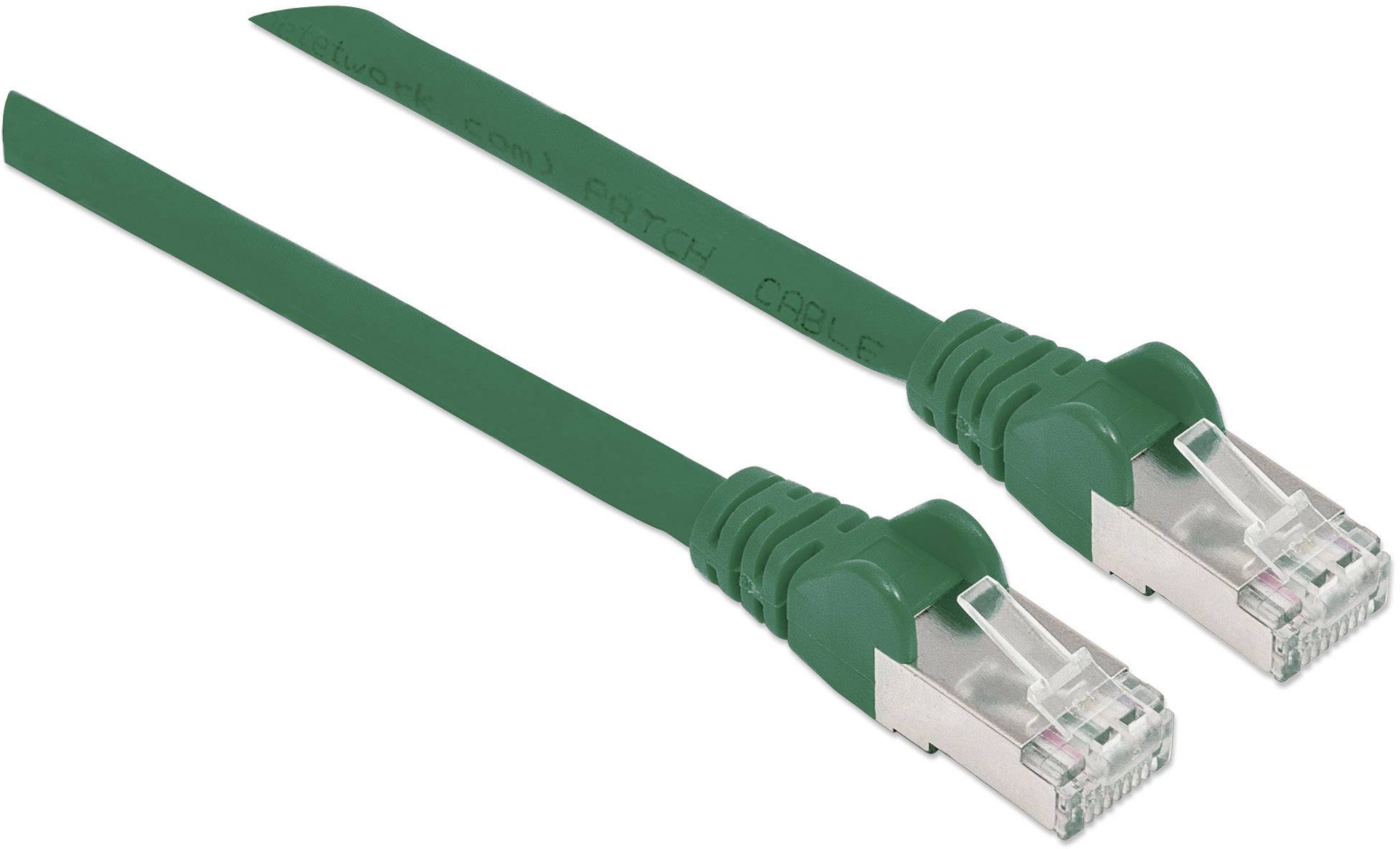Dva zelené ethernetové kabely s konektory RJ45, používané pro síťová připojení.