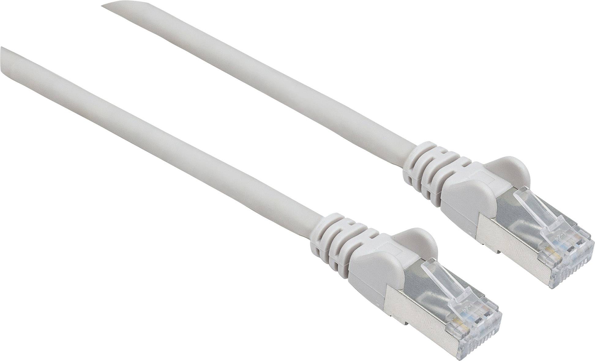 Šedý ethernetový kabel s konektory RJ-45 na obou koncích pro síťová připojení.