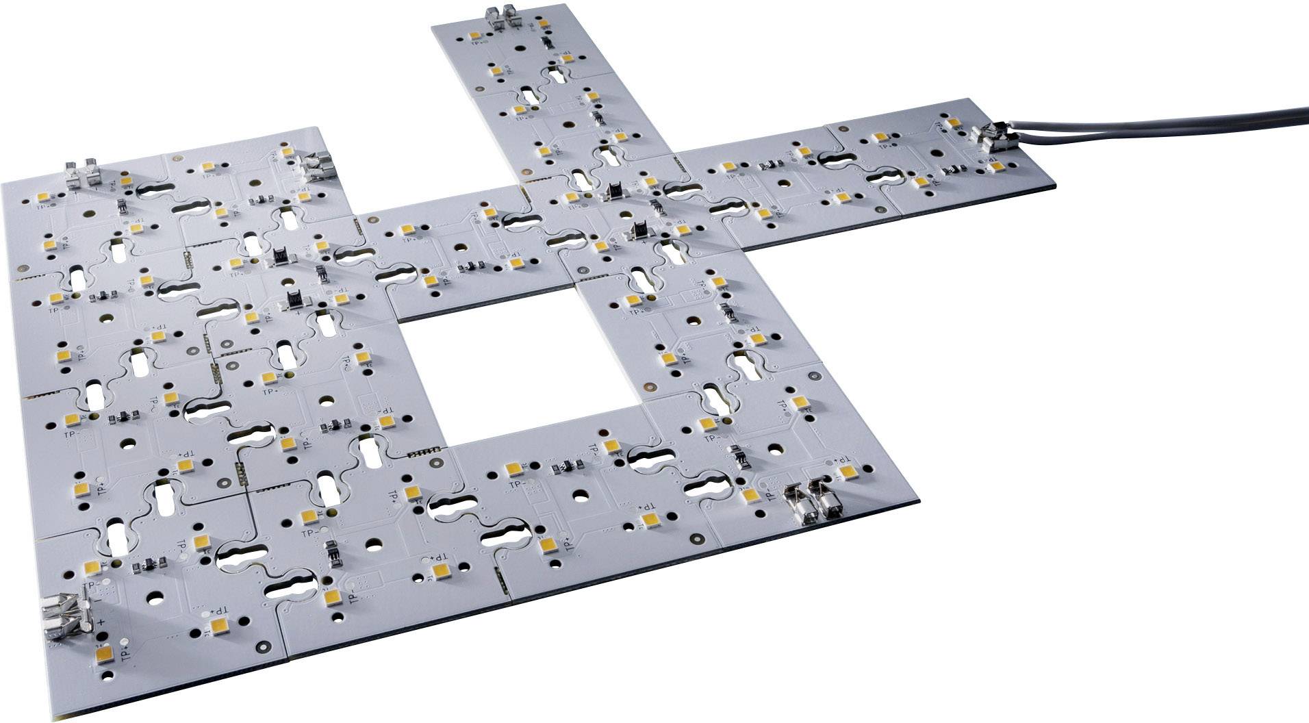 Čtvercové LED moduly na desce plošných spojů s kabelovým připojením na bílém pozadí. Moduly jsou uspořádány v pravém úhlu.