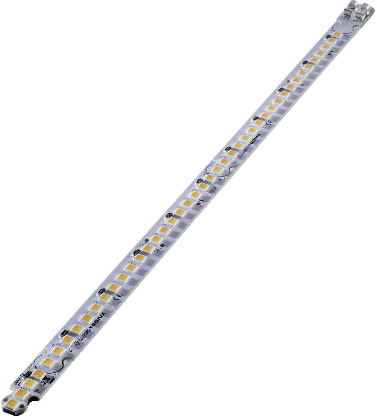 Dlouhý LED pásek s řadou žlutých a bílých diod na úzké desce plošných spojů, který se používá k osvětlení.