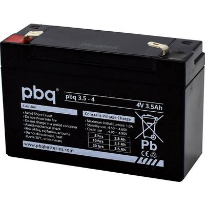Černý olověný akumulátor značky "pbq" s kapacitou 4V 3,5Ah. Bezpečnostní pokyny a specifikace jsou vytištěny přímo na baterii.
