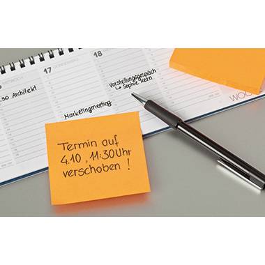 Poznámkový lístek na stole. Na něm je napsáno: 'Termín přesunut na 4.10., 11:30 hod.!' Vedle je kalendář a pero.