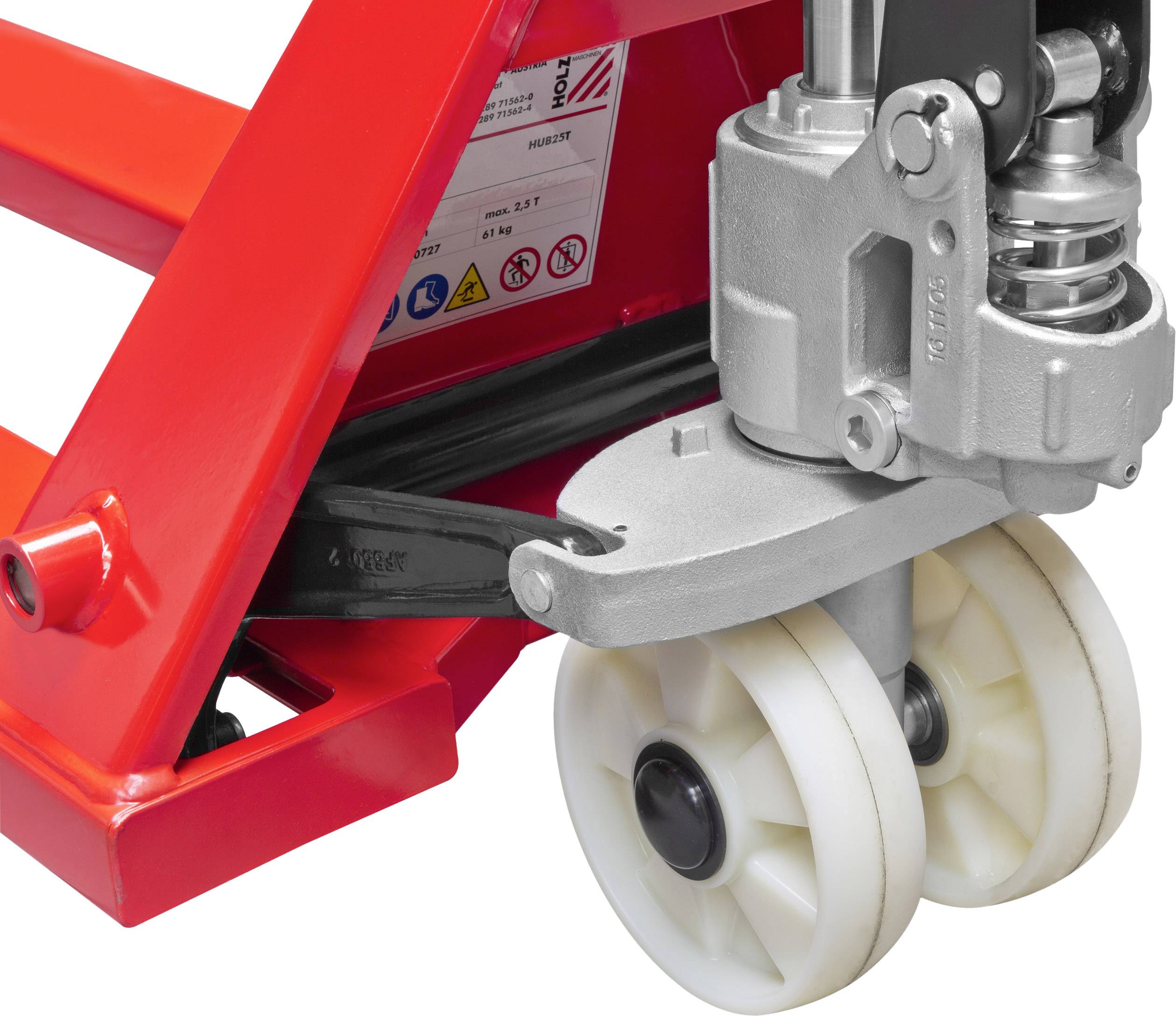 Detailní záběr červeného paletového vozíku s bílými plastovými kolečky, který ukazuje mechanismus a bezpečnostní nálepky na jeho straně.