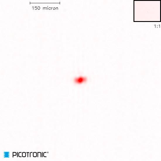 Červený bod na bílém pozadí ukazuje fokus laserového paprsku. Měřítko v levém horním rohu: 150 mikrometrů. Firemní logo v levém dolním rohu: Picotronic.