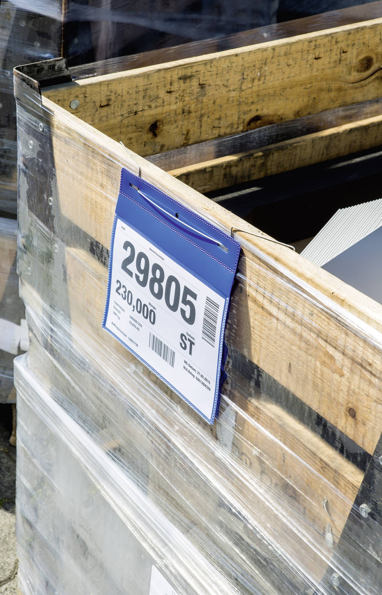 Dřevěná bedna obalená fólií s cedulkou. Na cedulce je napsáno '29805 230,000 ST', což pravděpodobně odkazuje na obsah nebo počet kusů.