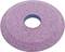 Růžový brusný kotouč s kruhovým otvorem uprostřed, používaný k vyhlazování povrchů při zpracování kovů.