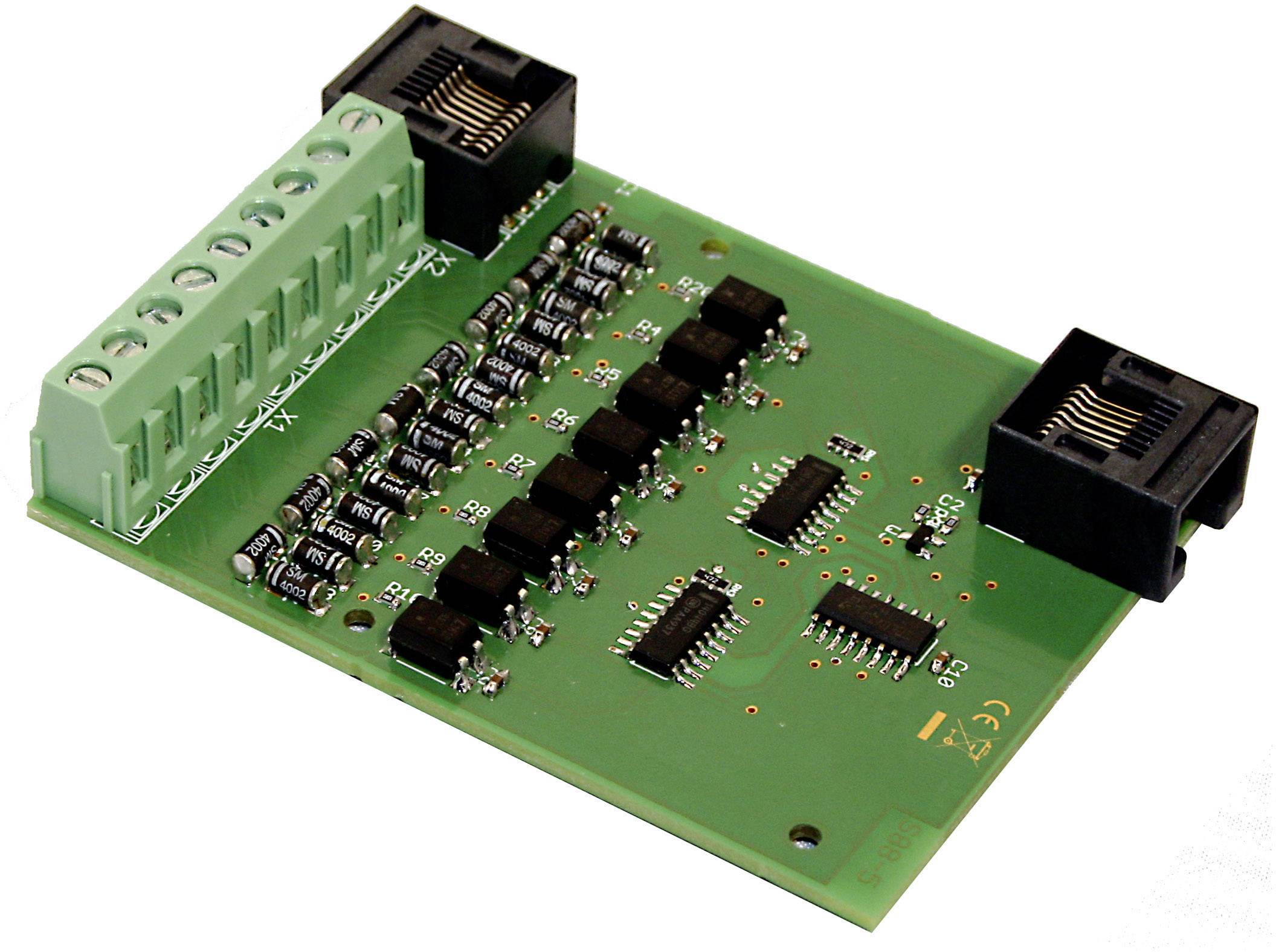 Zelená elektronická deska plošných spojů s několika černými čipy a konektory používaná pro digitální obvody.