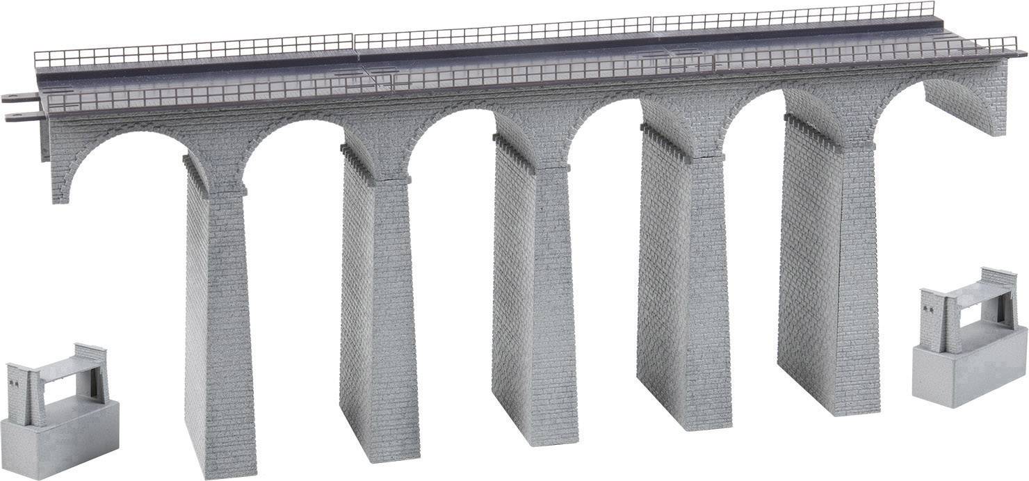 Šedý modelový viadukt s šesti oblouky, podpírající úzkou vozovku. Dva dodatečné stavební kameny na okraji.