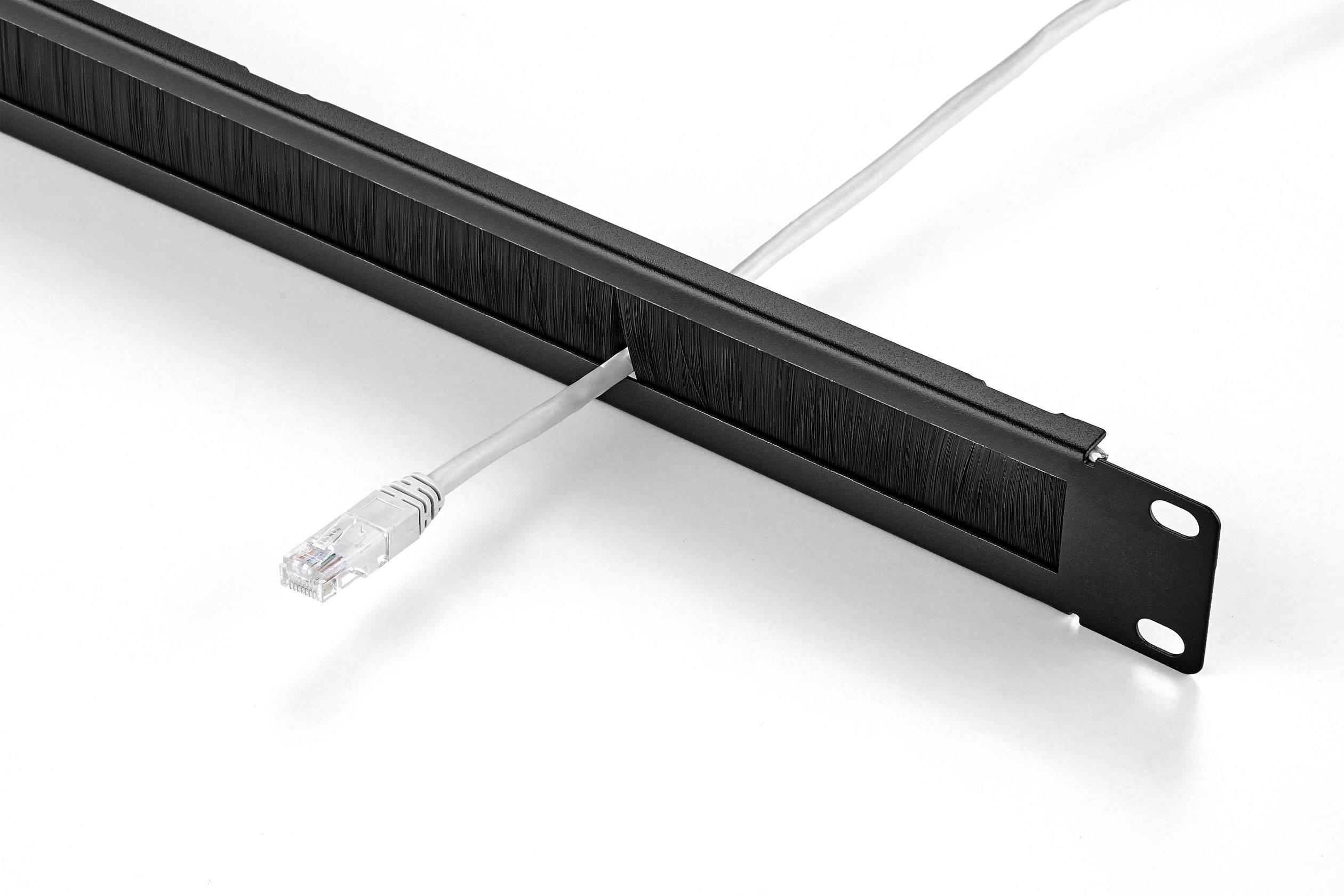 Černý panel pro správu kabeláže s kartáčovým průchodem, kterým je vedený bílý ethernetový kabel.