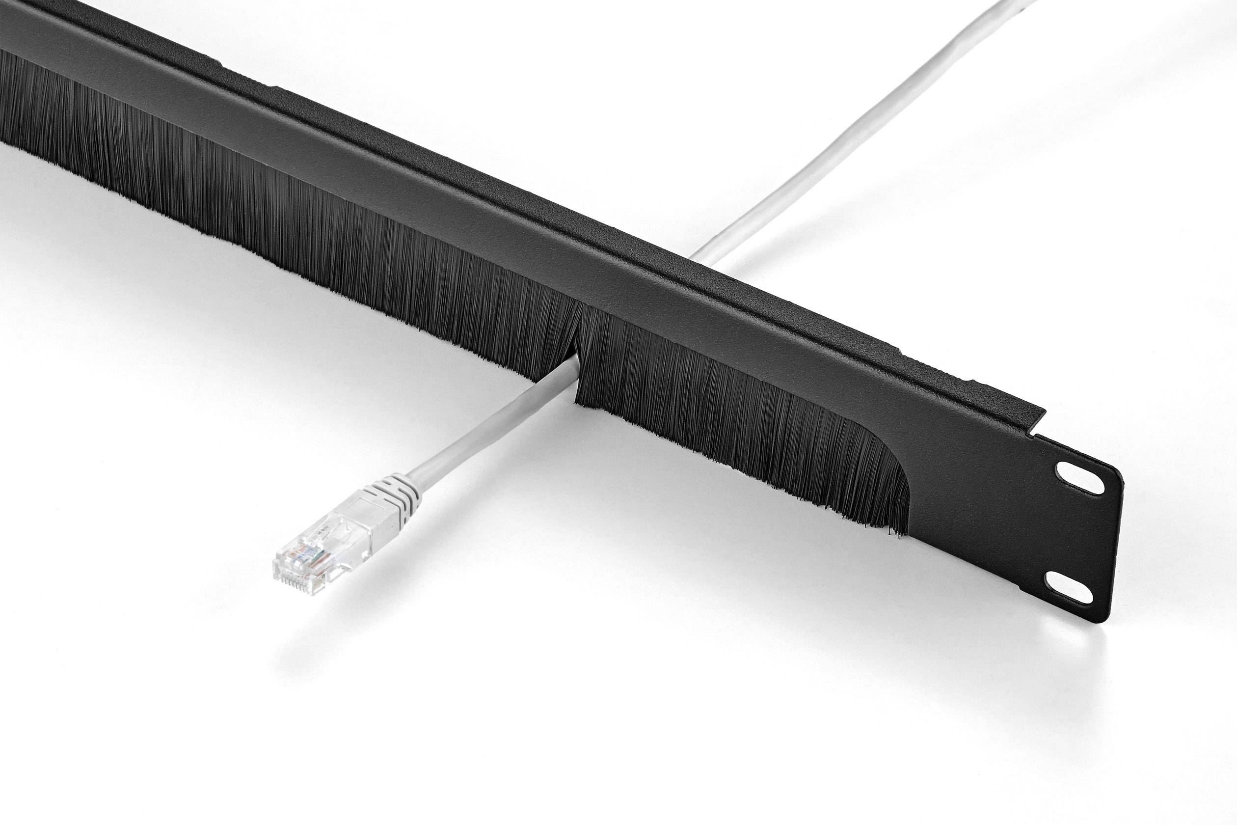 Lišta s kartáčem pro vedení kabelů ukazuje ethernetový kabel, který je veden skrz, aby byly kabely uspořádané a přehledné.