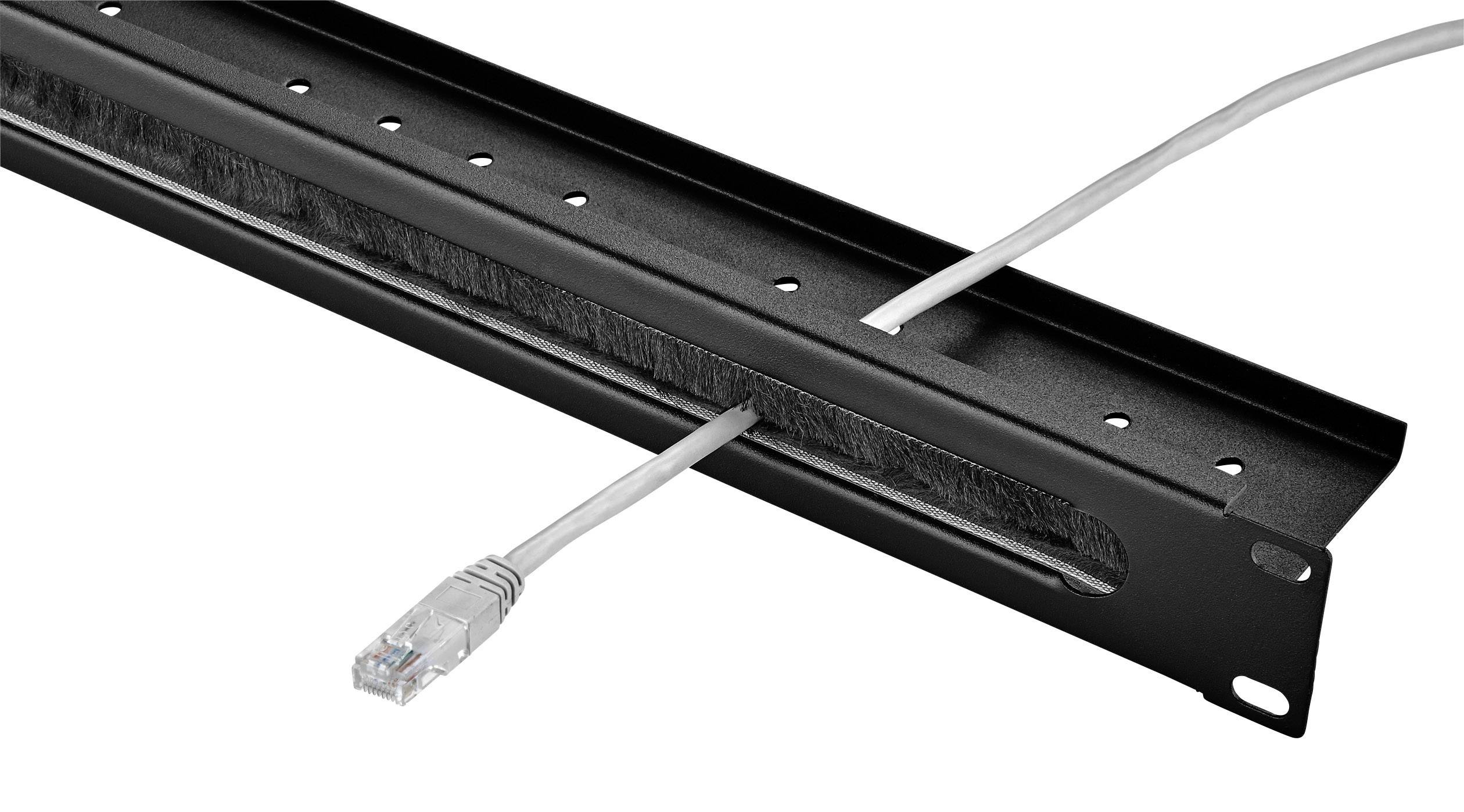 Černý panel pro správu kabeláže s protaženým ethernetovým kabelem. Vhodný pro řádné vedení kabelů v IT stojanech.