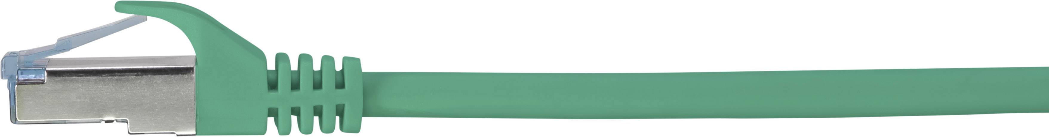 Zelený ethernetový kabel s konektorem RJ45 na bílém pozadí.