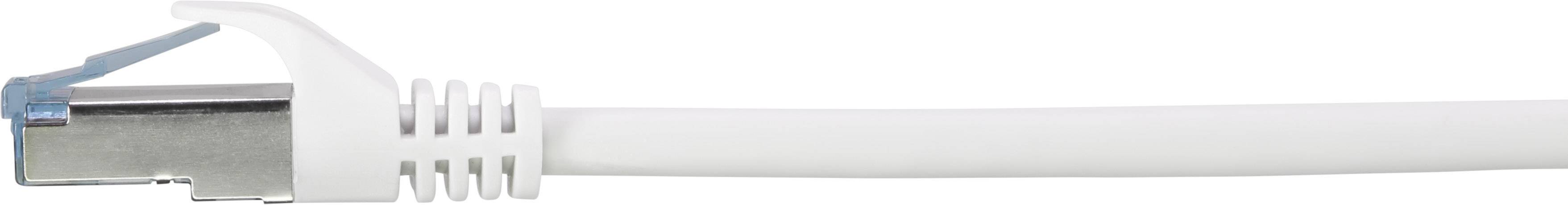 Bílý ethernetový kabel s konektorem RJ-45, který se používá pro síťové připojení počítačů a zařízení.