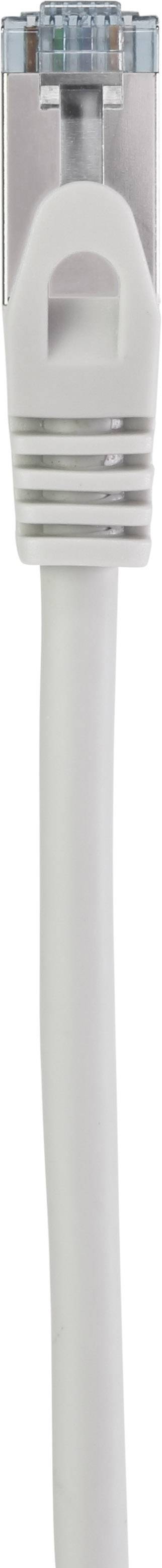 Bílý ethernetový kabel s konektorem RJ45, který se používá pro síťová připojení.