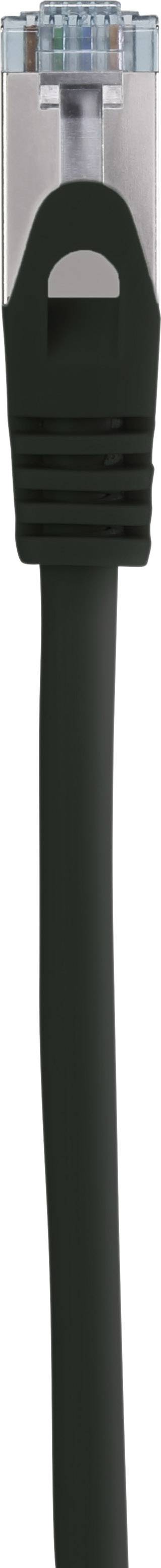 Černý ethernetový kabel s průhledným konektorem RJ45, který se používá pro síťová připojení.