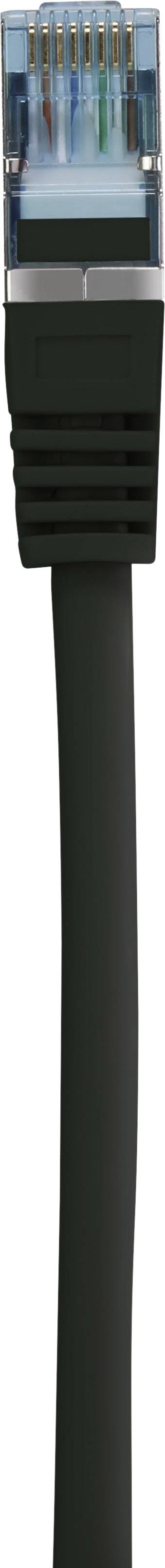 Černý ethernetový kabel s konektorem RJ-45, jsou viditelné barevné vnitřní vodiče, slouží k síťovému připojení.