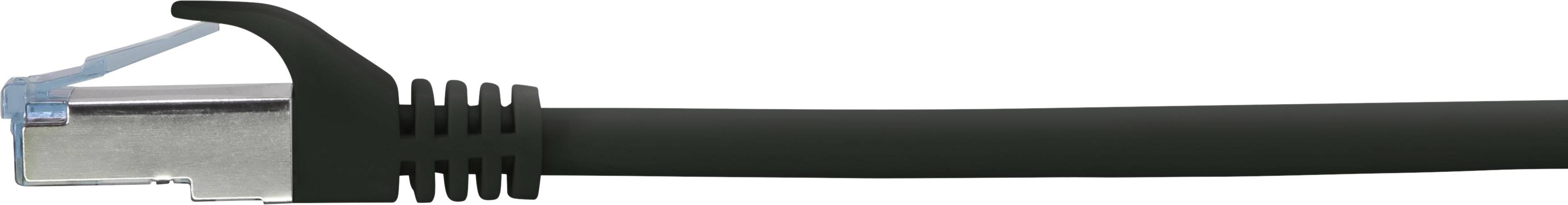 Černý ethernetový kabel s konektorem RJ-45, který se používá pro síťová připojení v počítačových sítích.