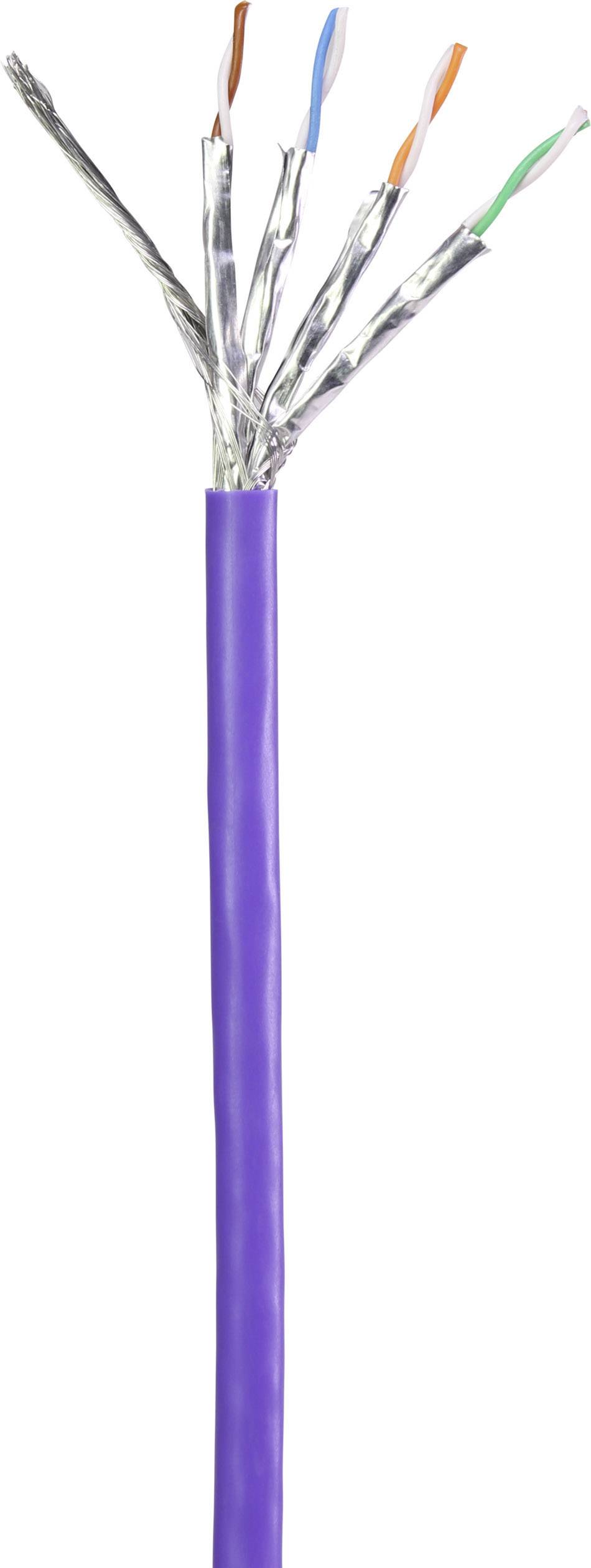 Fialový síťový kabel s otevřeným koncem, který odhaluje samostatné izolované vodiče v různých barvách.