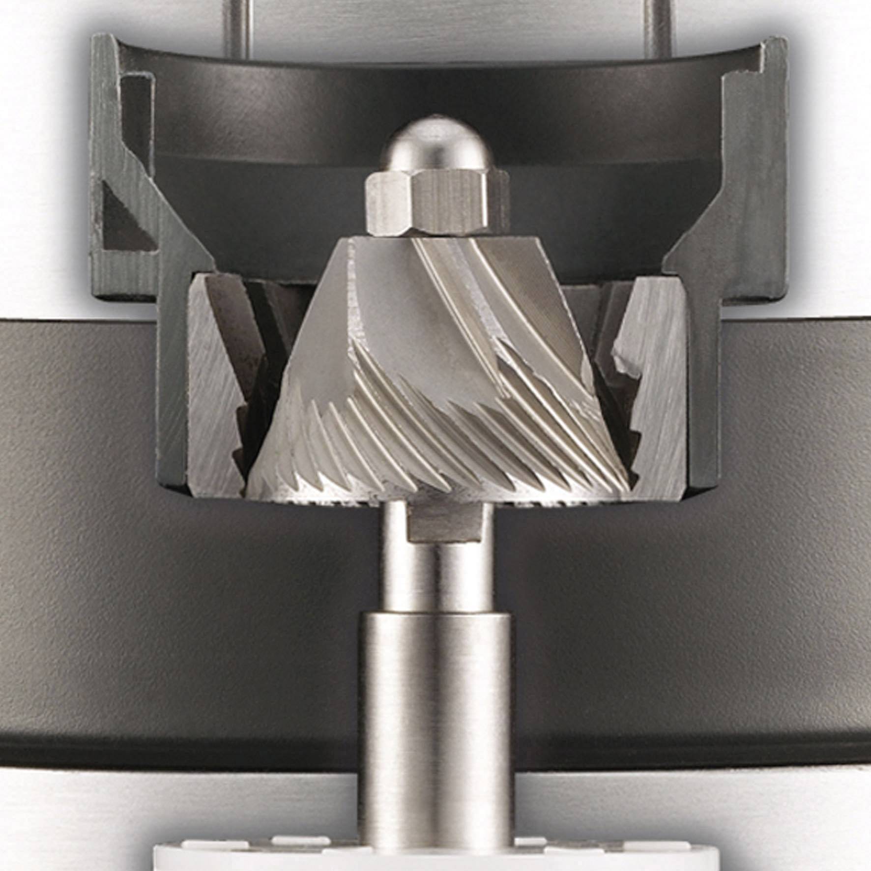 Příčný řez kávovým mlýnkem ukazuje vnitřní části a ostré hrany mlecího kotouče pro znázornění procesu mletí.