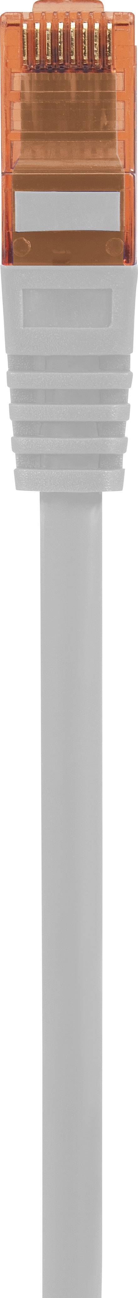 Ethernetový kabel s oranžovým konektorem RJ45, používaný pro síťové připojení.
