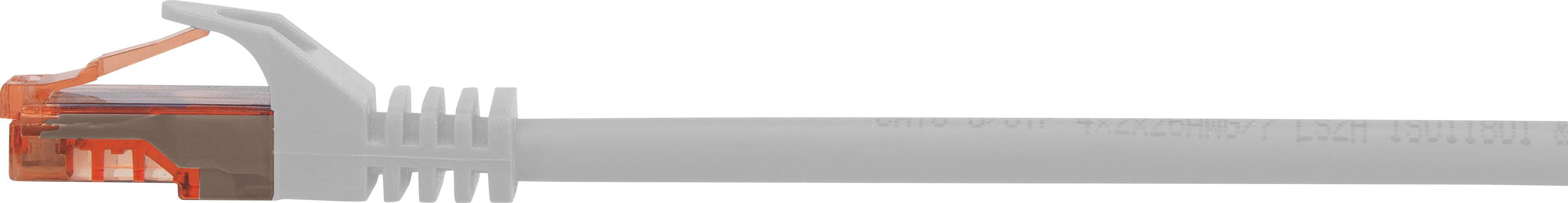 Šedý síťový kabel s oranžovou koncovkou, běžně používaný pro ethernetová připojení v počítačových sítích.