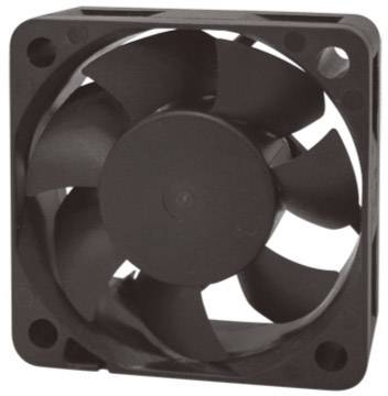 Čtvercový počítačový ventilátor s černými lopatkami umístěný v obdélníkovém rámu, určený k chlazení elektronických zařízení.