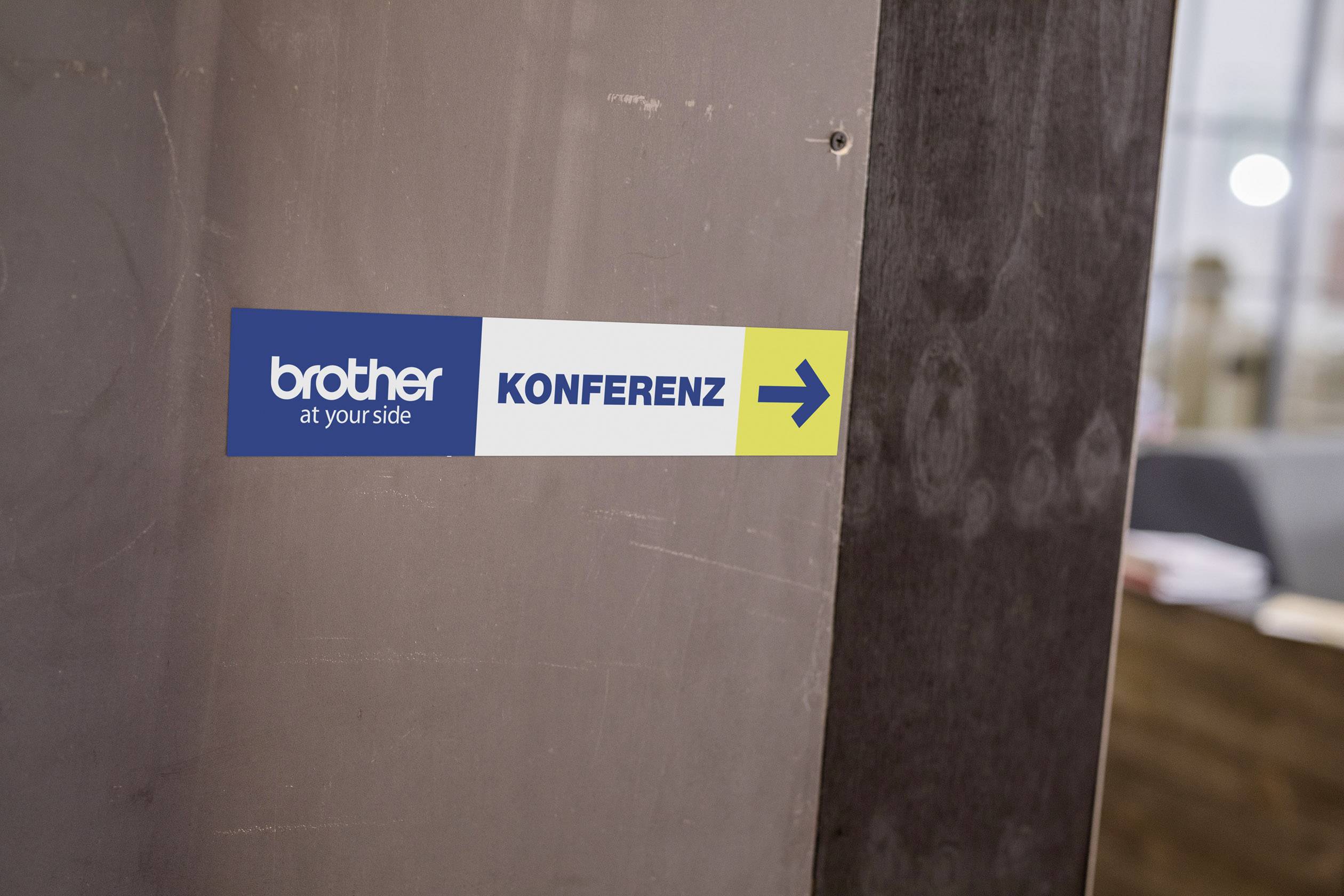Štít s textem: brother at your side KONFERENCE, šipka vpravo, ukazuje směr ke konferenci.