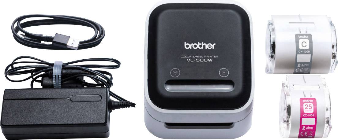 Barevná tiskárna štítků Brother s napájecím adaptérem, USB kabelem a dvěma pásky v barvách černá/azurová a purpurová/bílá.