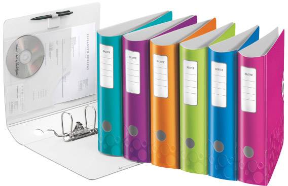 Šest barevných složek v řadě ukazuje organizaci a kancelářské potřeby. Otevřená složka vlevo zobrazuje svůj vnitřek s pouzdrem na CD.
