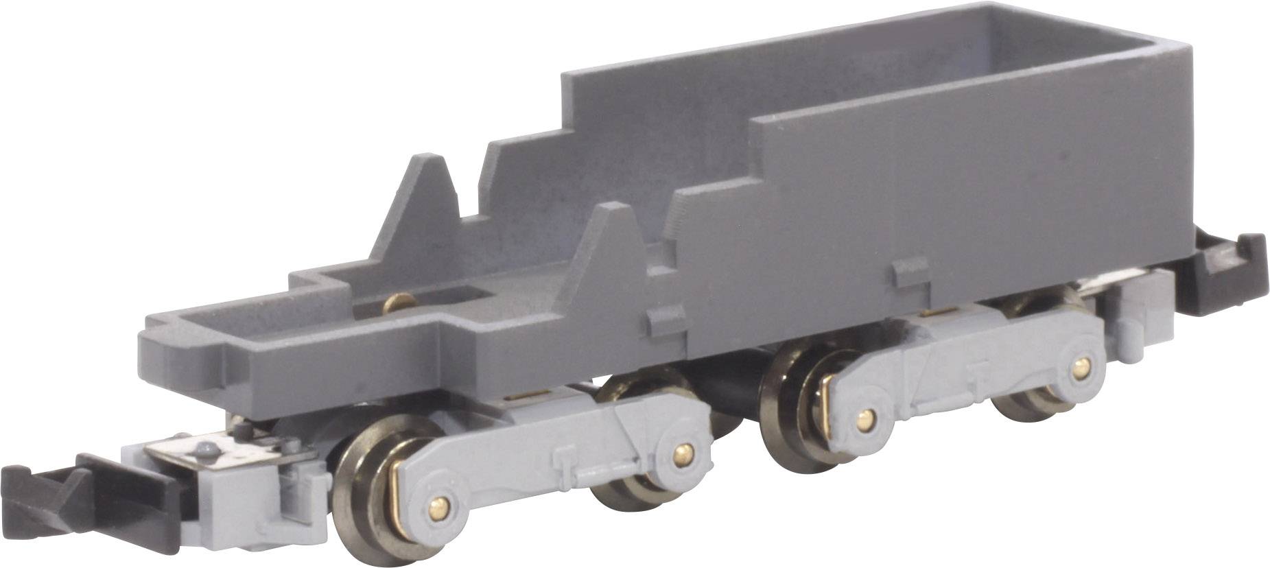 Šedý podvozek modelové železnice bez nástavby, se čtyřmi stříbrnými koly a spojkovým mechanismem na přední straně.