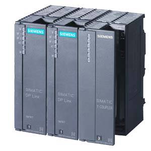 Tři moduly Siemens Simatic vedle sebe. Vlevo DP-link, uprostřed DP/DP a vpravo Y-spojka. Černý design s modrými logy.