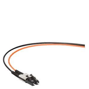 Optický kabel s oranžovým a černým pláštěm. Na pravé straně je zakončen konektorem, který slouží k připojení.