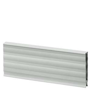 Stříbrná, žebrovaná kovová deska, horizontální orientace, na bílém pozadí.