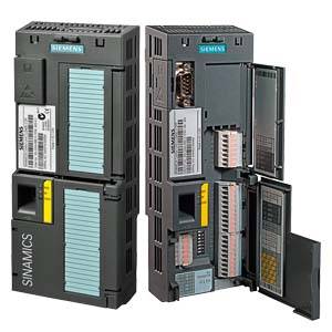 Dva otevřené moduly Siemens Sinamics zobrazují interní sloty a konektory pro použití v průmyslových řídicích systémech.