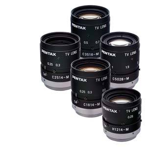 Pět televizních objektivů Pentax různých velikostí a modelů je vystaveno, přičemž každý má odlišné ohniskové vzdálenosti.