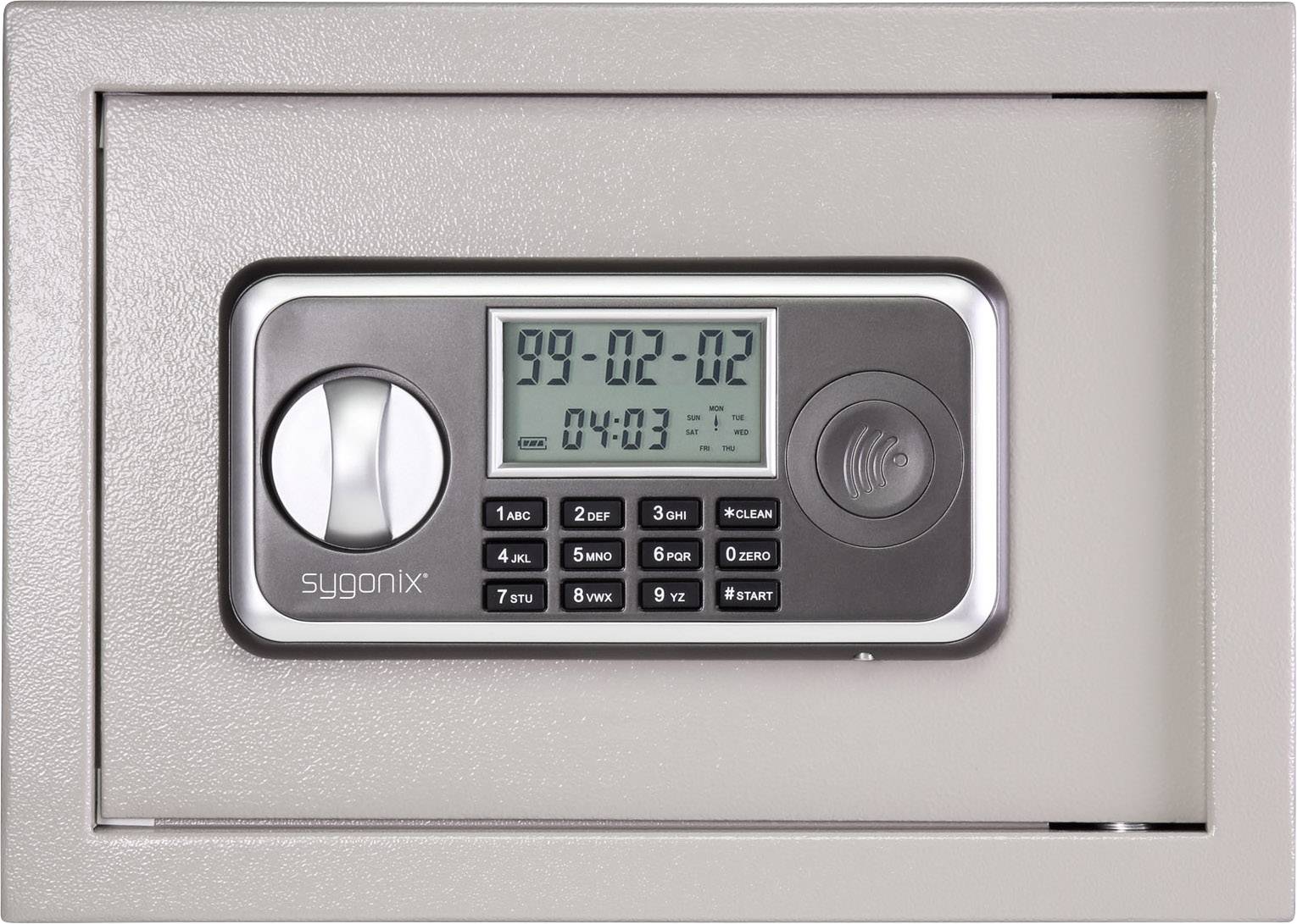 Elektronický trezor s digitálním displejem a klávesnicí. Display zobrazuje '99-02-02' a '04:03'. Vhodný pro bezpečné uložení cenností.
