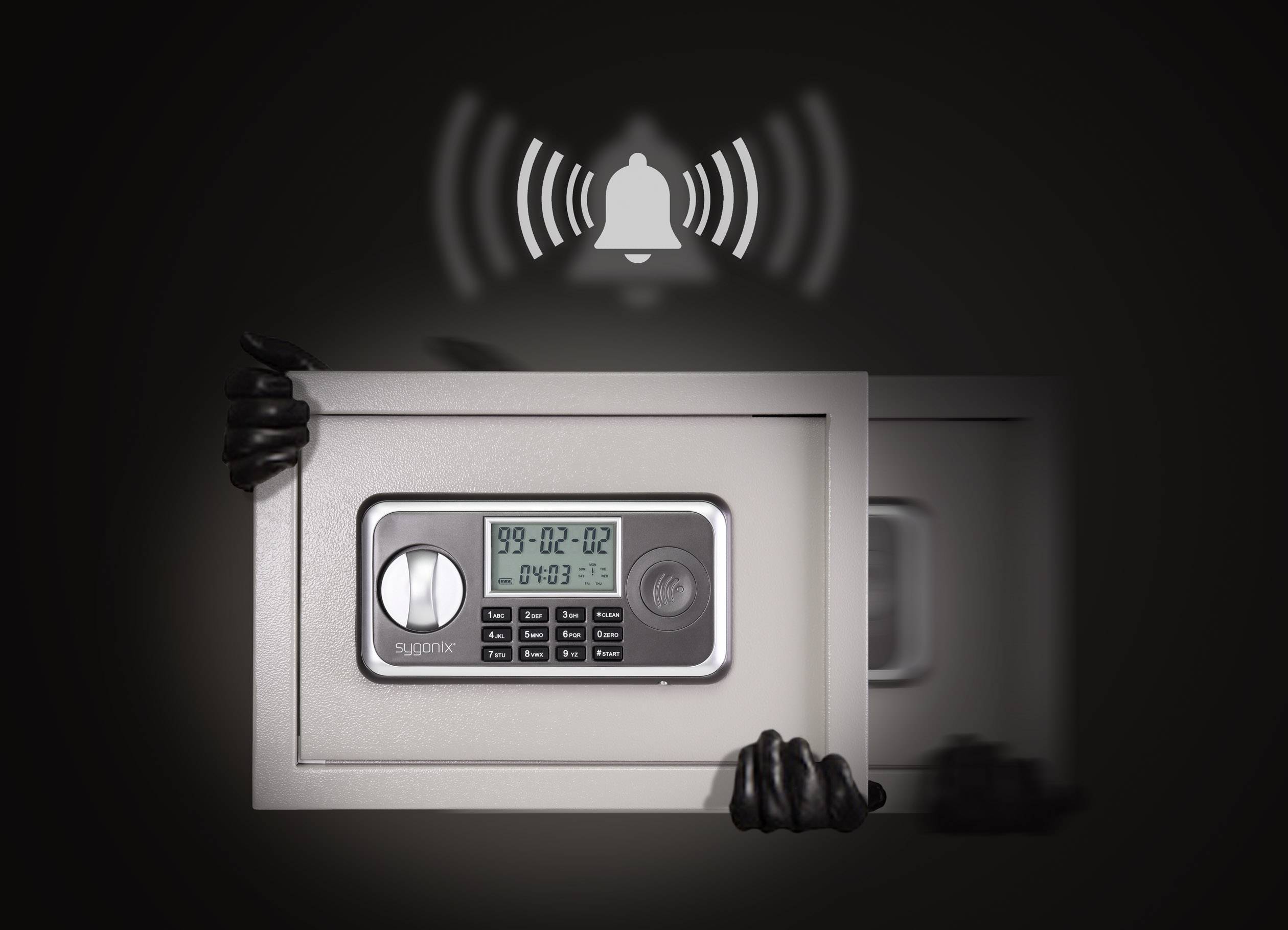 Šedé dveře trezoru s digitálním displejem a klávesnicí jsou drženy černými rukavicemi. Nad nimi je symbol alarmu.