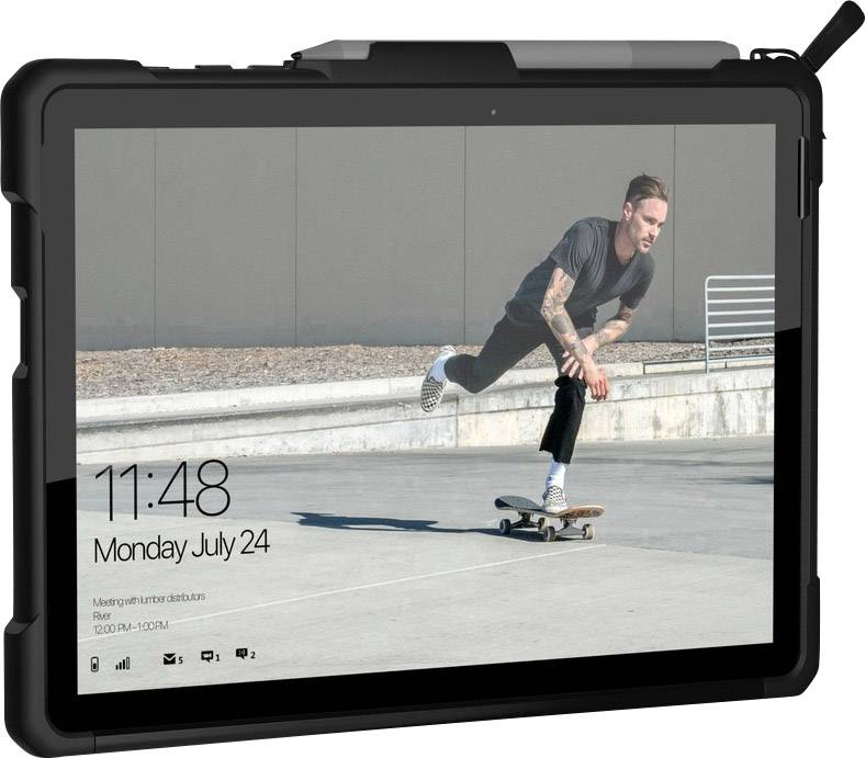 Muž v civilním oblečení jezdí na skateboardu a předvádí trik na městském náměstí. Čas: 11:48 pondělí 24. července.