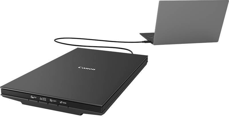 Plochý skener je připojen kabelem k laptopu. Skener má několik funkčních tlačítek na přední straně.